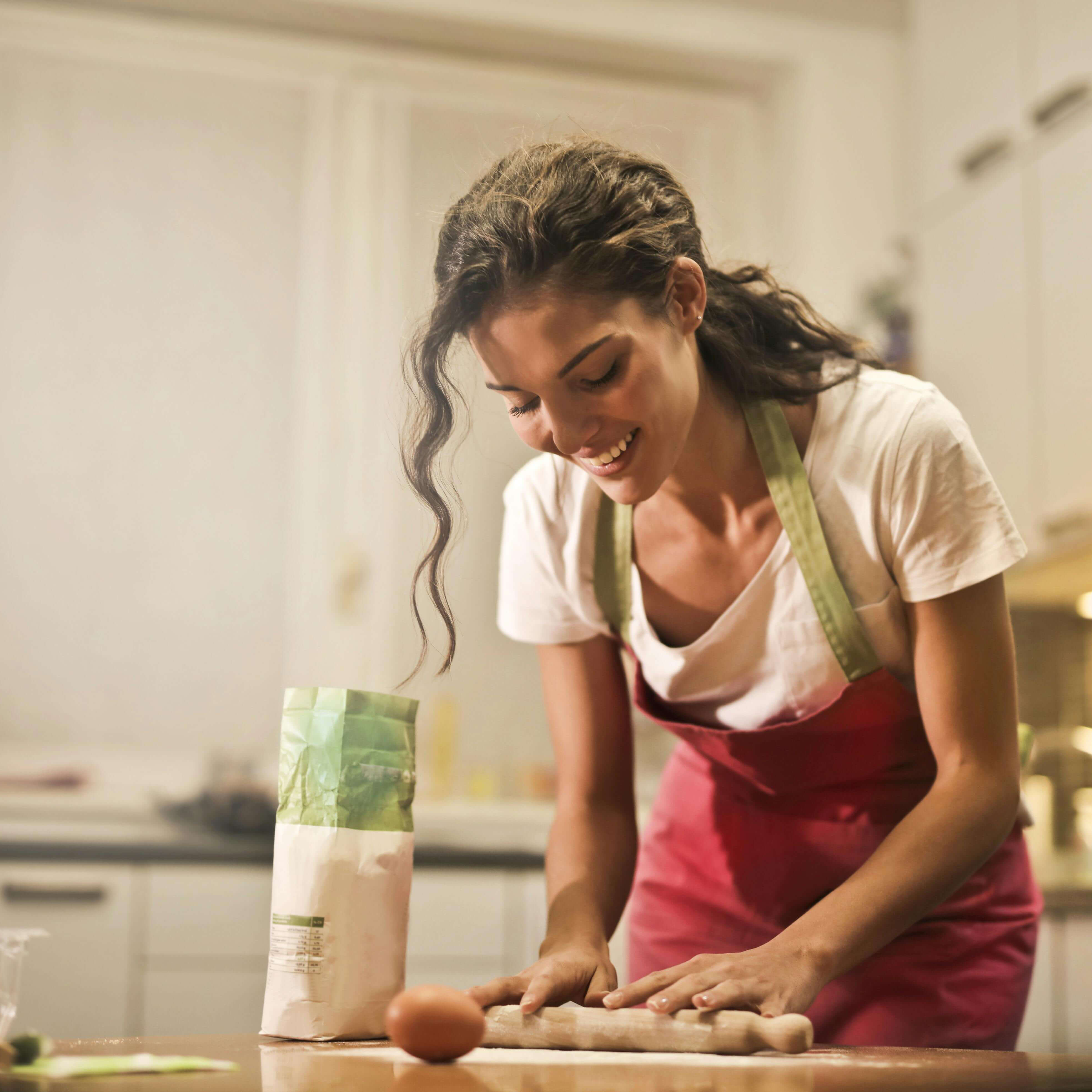 Image of a baker making a cake
